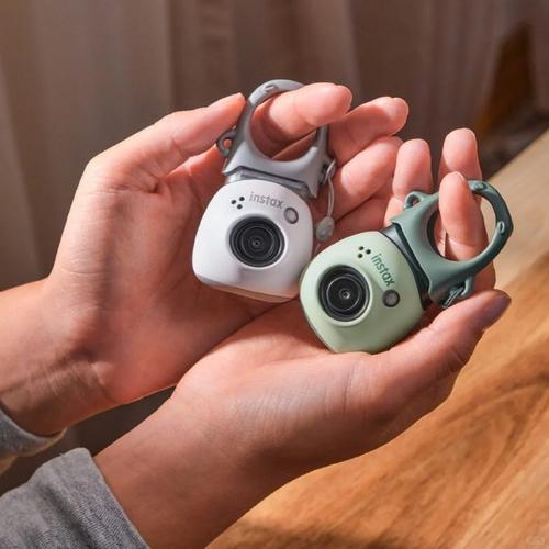 instax pal,富士推出的超小型迷你相机,乍一看还以为是钥匙扣!
